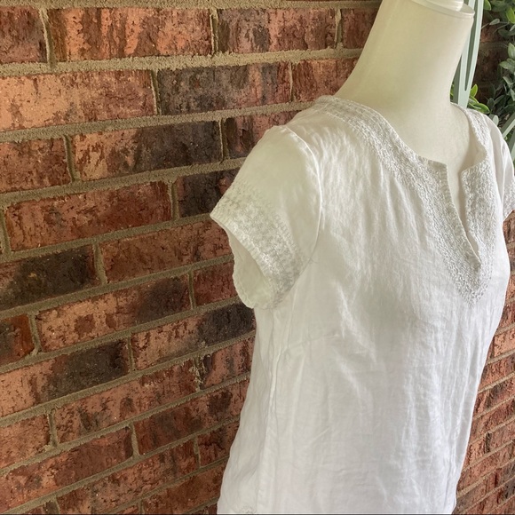 ✨5/$15 { SAINT TROPEZ WEST } White & Silver Linen Top - Picture 2 of 7